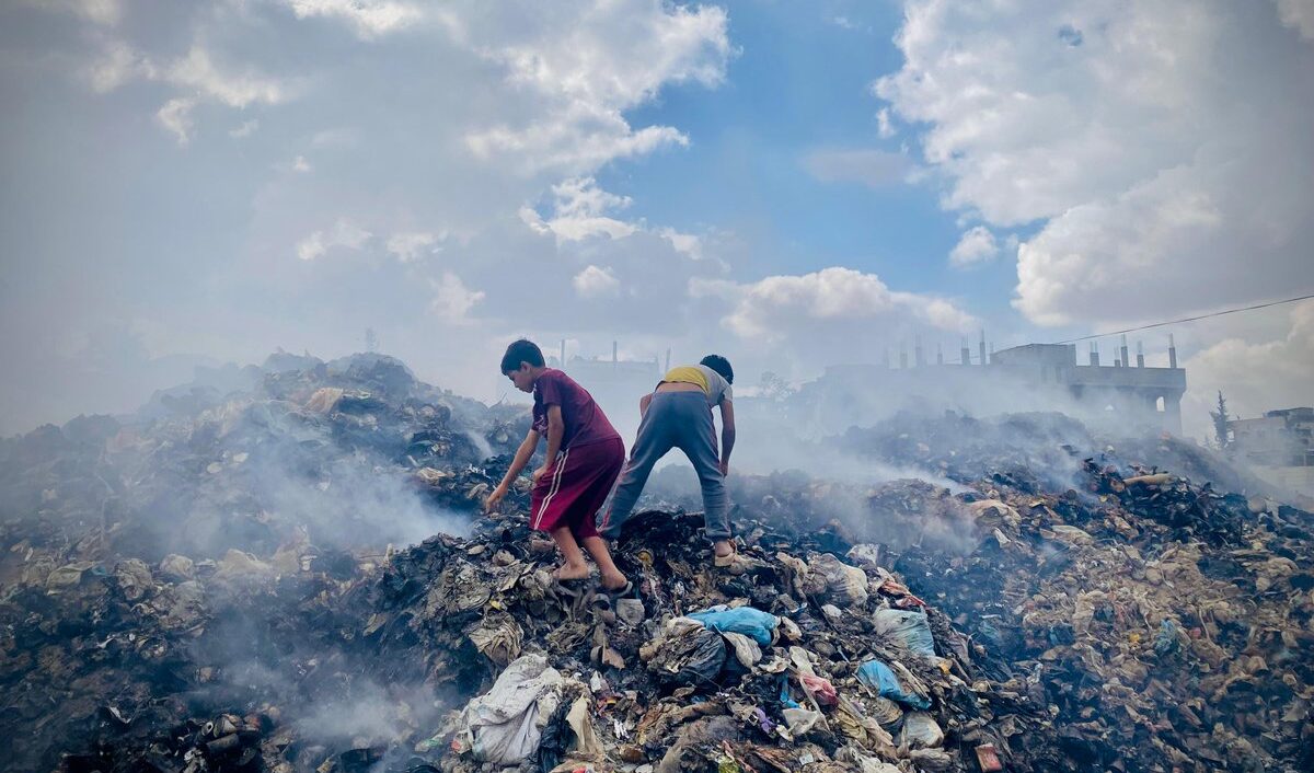 Gaza, la denuncia dell'Onu: rischi catastrofici per 300 mila tonnellate di rifiuti accumulati