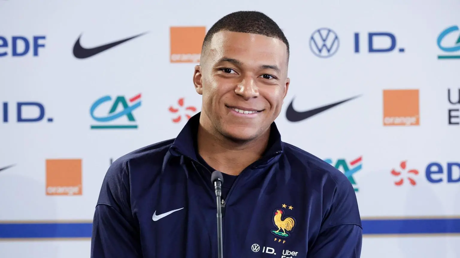 Anche Mbappé lancia un appello contro Marine Le Pen: "Gli estremisti sono alle porte del potere"