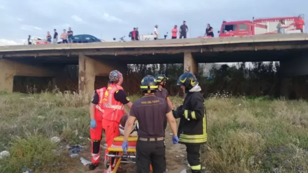 Una 58enne spinge il marito giù da un ponte: i due si stanno separando, l'uomo è ricoverato in codice rosso