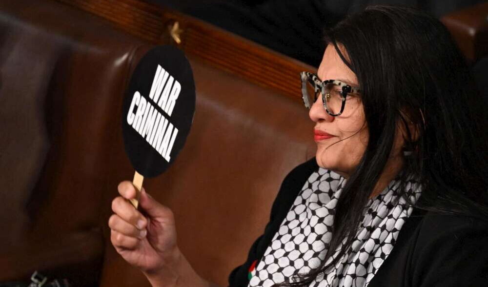  La deputata democratica Rashida Tlaib mostra a Netanyahu un cartello con scritto "criminale di guerra"
