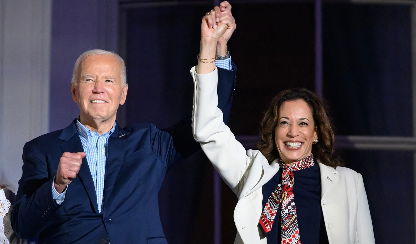 Joe Biden appoggia la sua vice Kamala Harris come sostituta per battere Trump