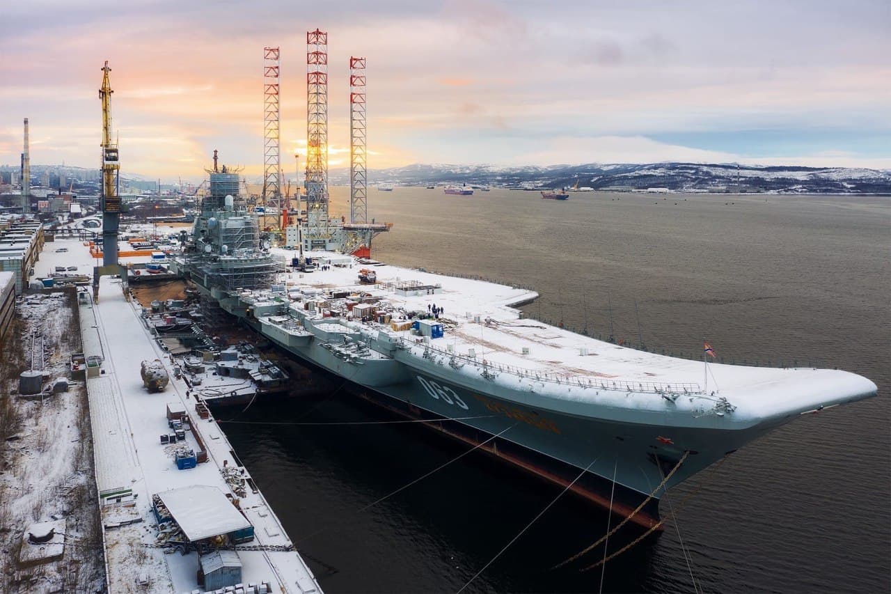 Gli 007 russi dicono di aver sventato un attacco alla loro portaerei Admiral Kuznetsov