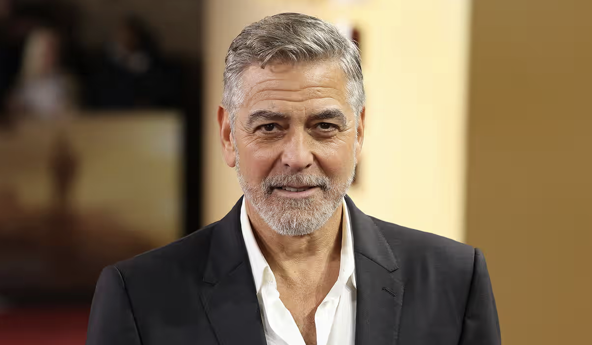 Clooney chiede a Biden a farsi da parte per salvare la democrazia da Trump