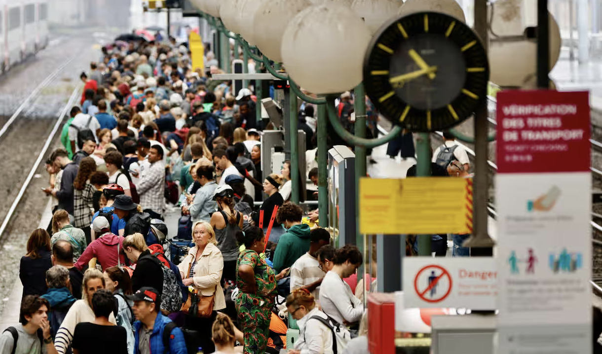 La rete ferroviaria francese sabotata il giorno dell'apertura delle Olimpiadi: caos
