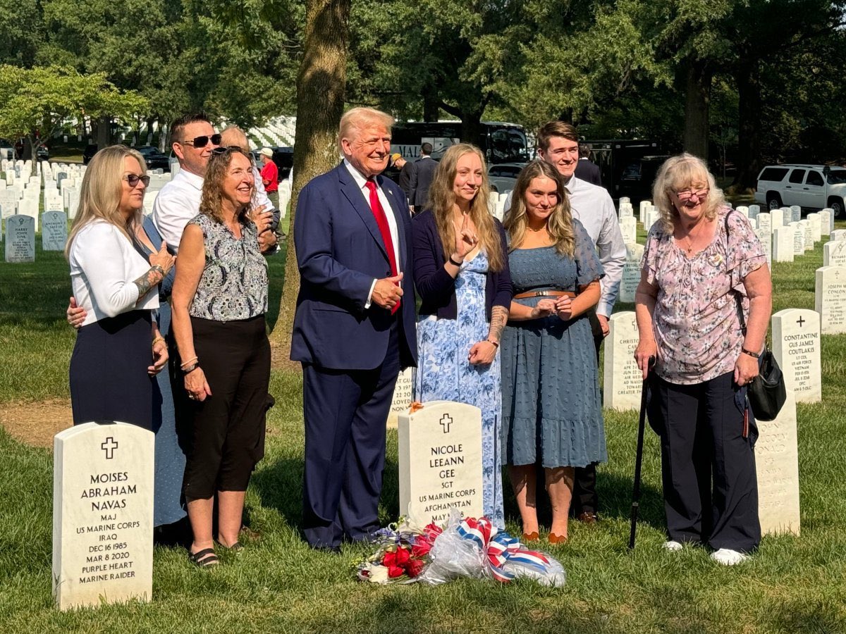 Trump va a fare propaganda elettorale (vietata) nel cimitero di Arlington e scoppia rissa con gli operatori