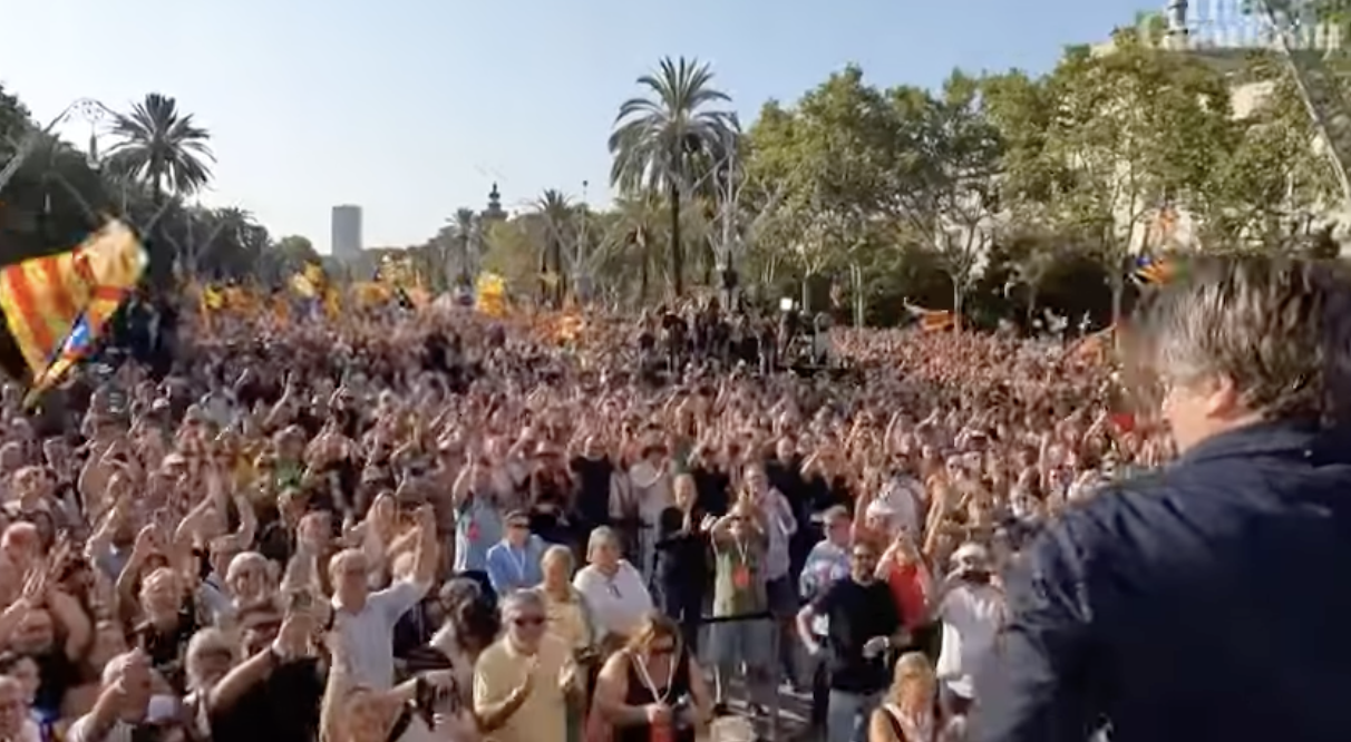 Puigdemont parla da latitante in piazza a Barcellona e scompare: la polizia gli dà la caccia