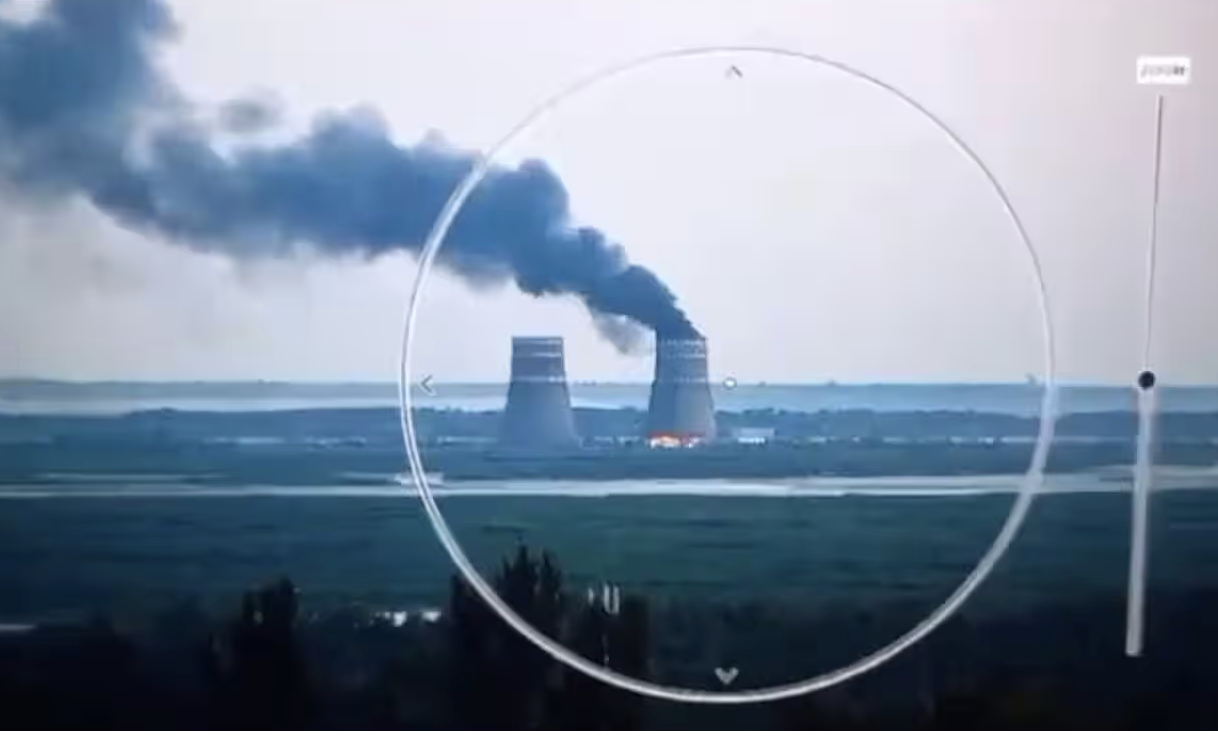 Zelensky accusa la Russia di aver incendiato il terreno della centrale nucleare di Zaporizhzhia