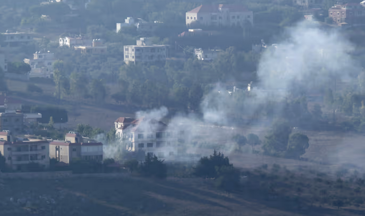 Israele, attacchi aerei sul Libano "per autodifesa" mentre Hezbollah lancia centinaia di razzi