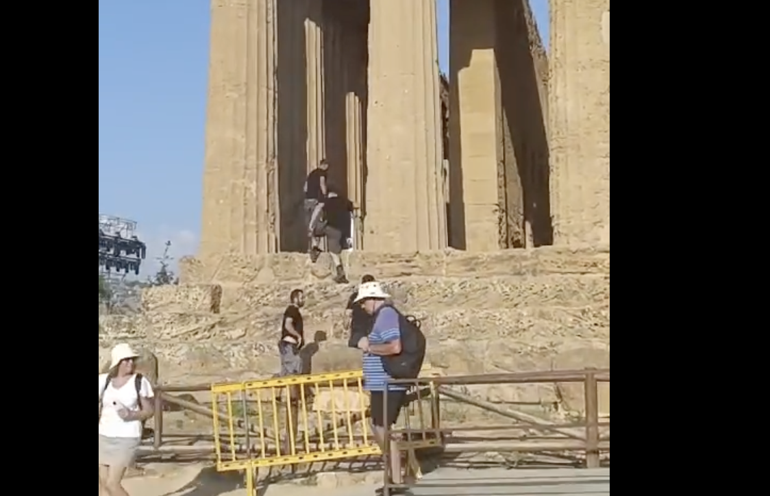 Agrigento: così il "Tempio della Concordia" viene violentato per ospitare il concerto del Volo