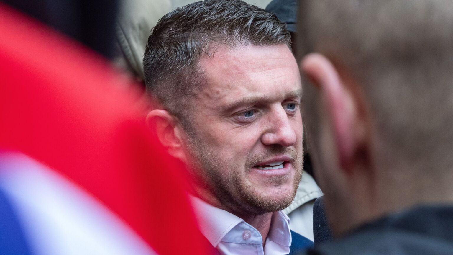 Chi è Tommy Robinson, l'estremista di destra islamofobo che alimenta i disordini a colpi di feke news