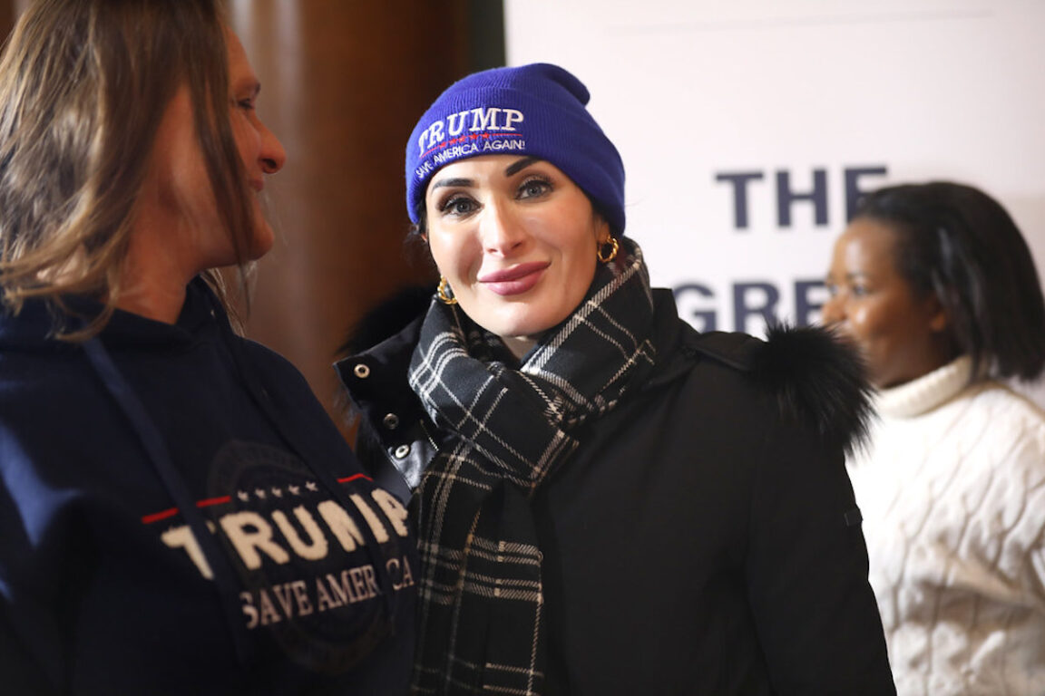 Laura Loomer, la complottista di estrema destra a fianco di Trump fa inorridire anche i repubblicani