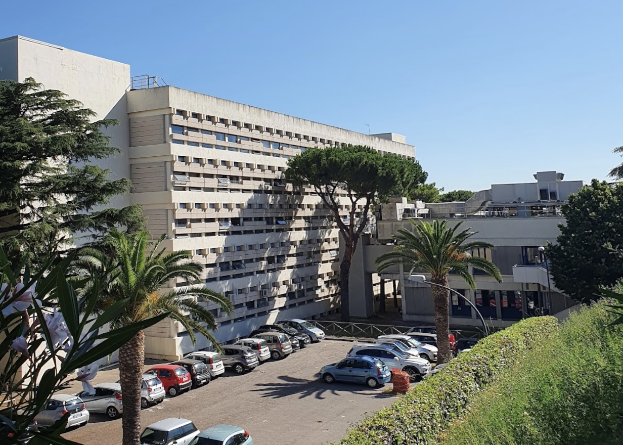 Quattro vigilanti del Policlinico picchiano un paziente 62enne, l'uomo è morto: ecco l'assurda storia