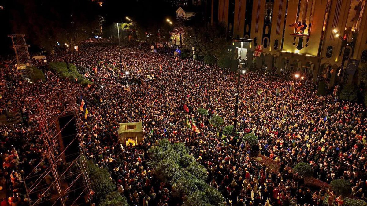 Tiblisi in piazza chiede la ripetizione delle elezioni