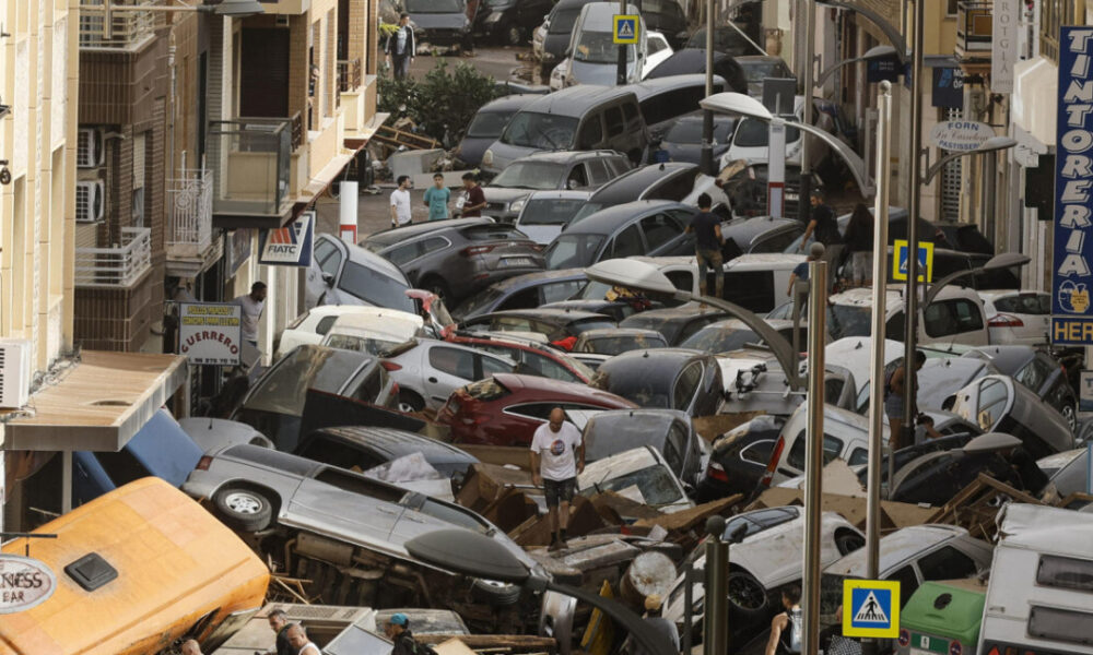 A Valencia 92 morti per l'alluvione ma i dispersi sono ancora decine: colpa dei cambiamenti climatici