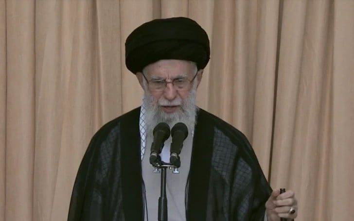 Iran: l'ayatollah Khamenei parla con un fucile accanto e dice che Israele "non durerà a lungo"