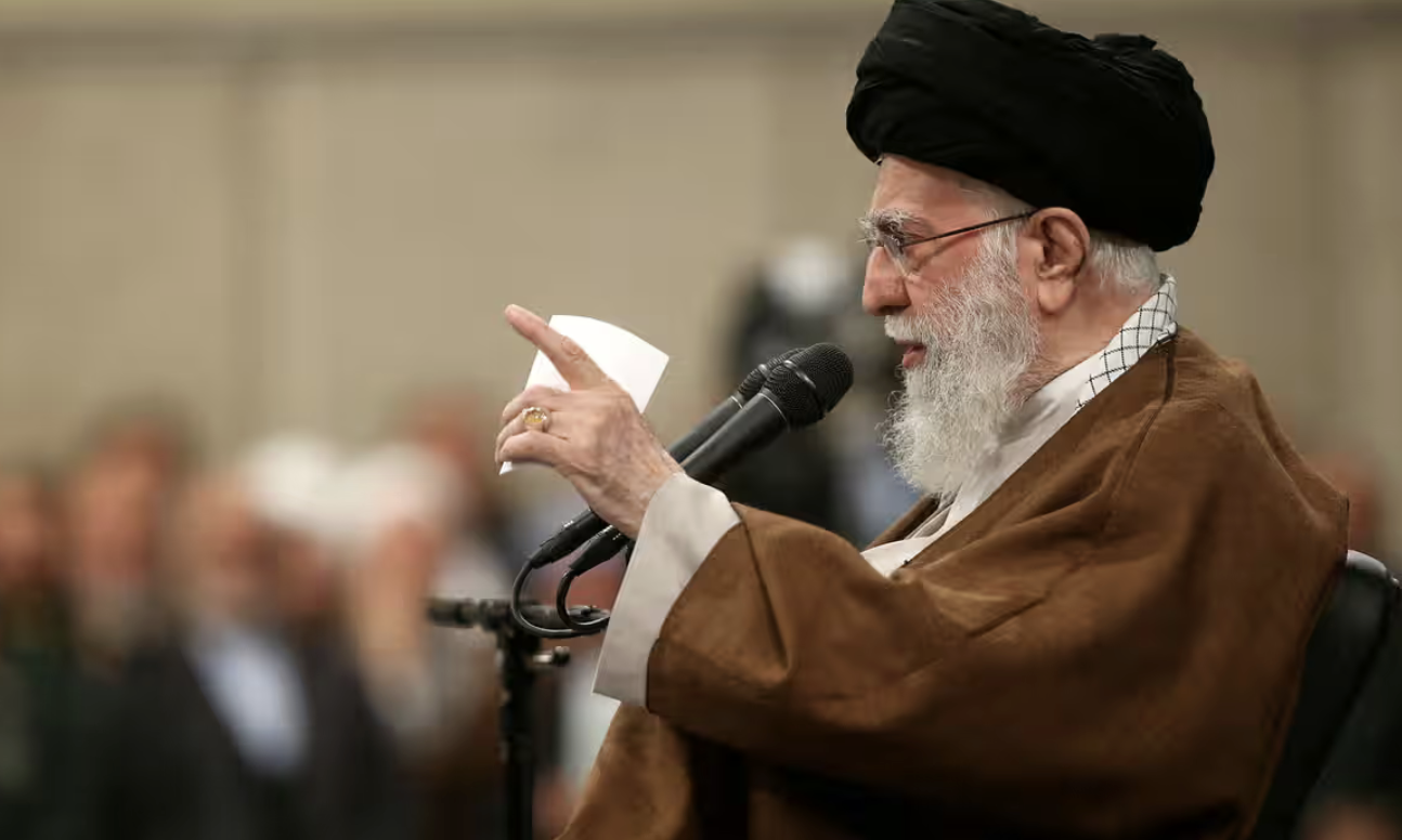 L'ayatollah Khamenei minaccia Usa e Israele di una 'risposta schiacciante' dopo gli attacchi in Iran e Libano