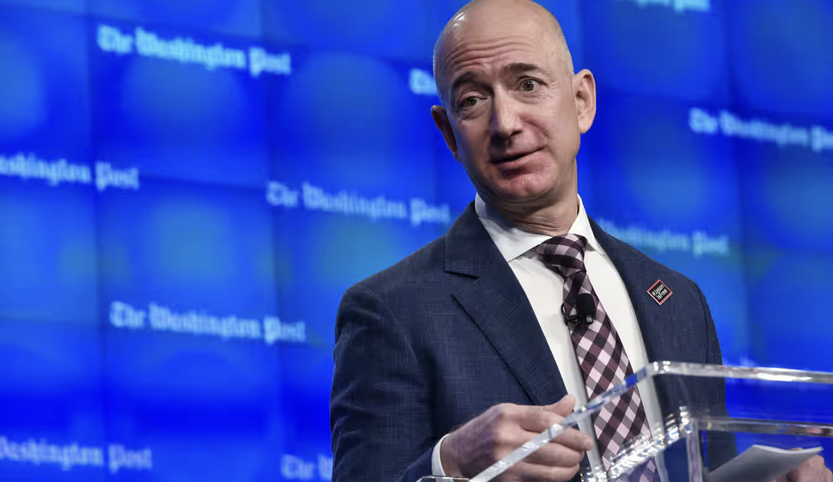 Bezos sposta ancora più a destra il Washington Post per compiacere Trump e 'militarizza' gli editoriali