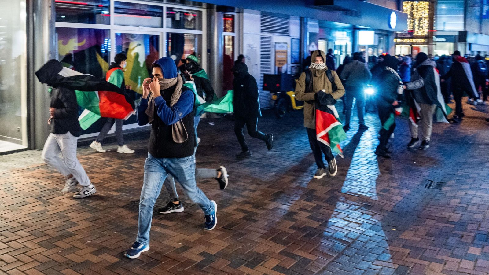 Amsterdam, emerge un'altra storia: prima le provocazioni degli ultras del Maccabi, poi la caccia agli israeliani