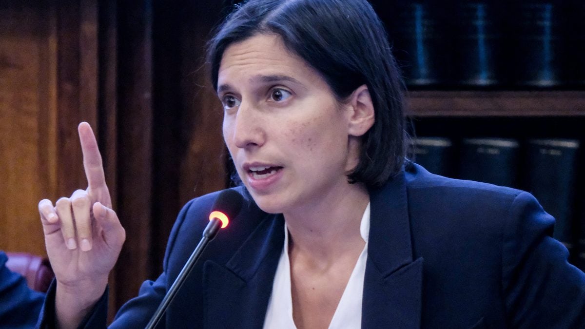 Elly Schlein in Albania visita il centro di Gjader: "Buttati 800 milioni di euro per ostinazione ideologica"