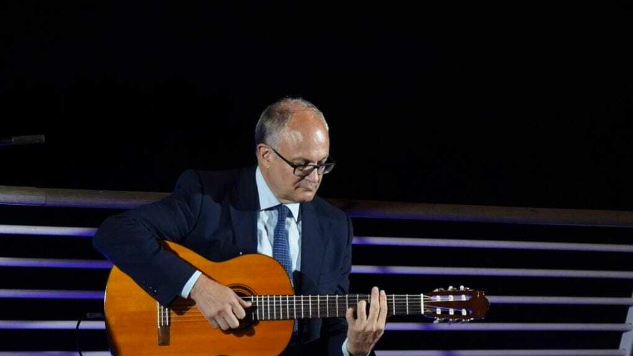 Sul palco del Concertone resterà solo Gualtieri con la sua amata chitarra?