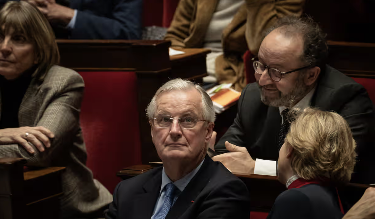 Francia nel caos dopo la caduta del governo Barnier, Macron prepara un discorso alla nazione