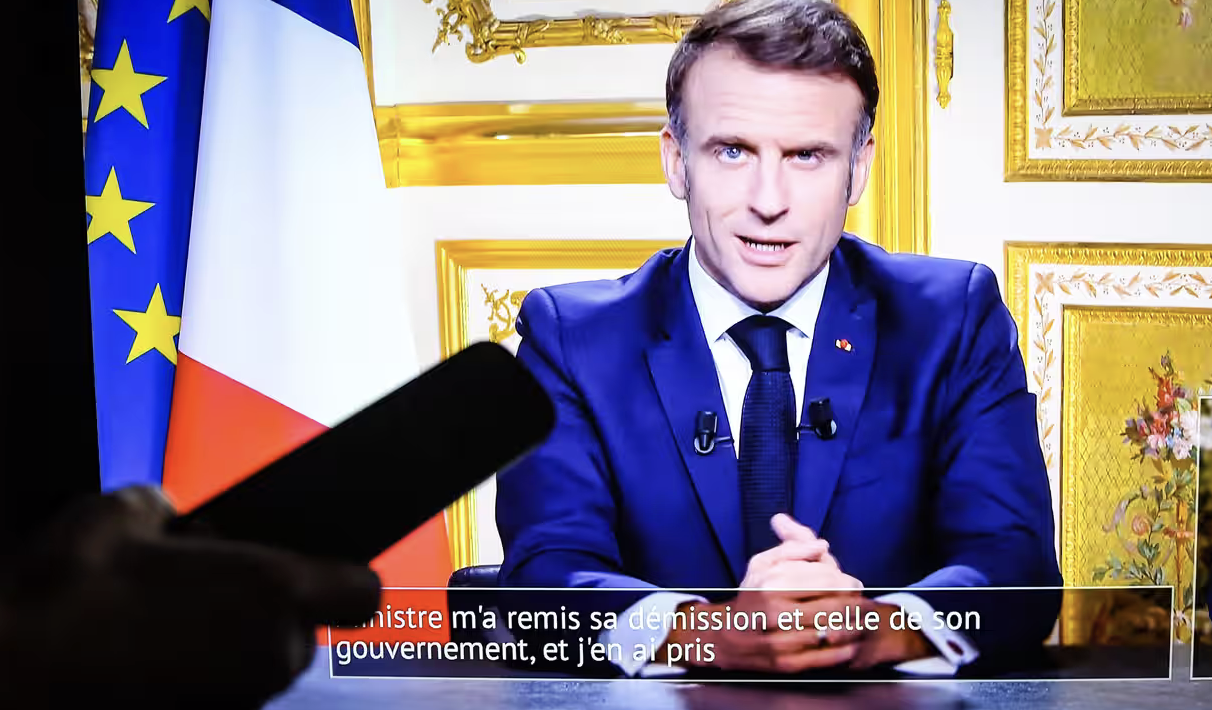 Macron esclude la possibilità di dimettersi e respinge la responsabilità per l'attuale caos politico