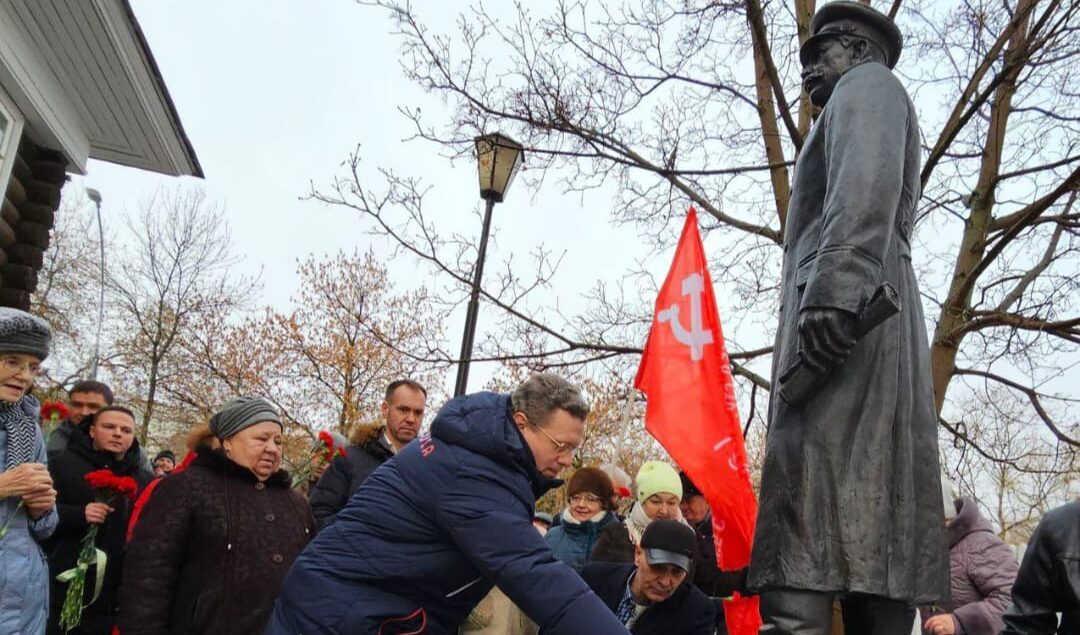 In Russia fioccano i monumenti a Stalin: così lo Zar dei fascisti placa la pancia dei nostalgici