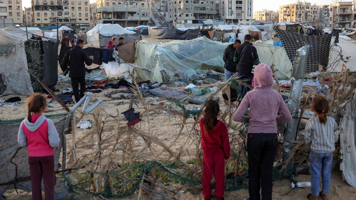 A Gaza le tende degli sfollati palestinesi sono inutilizzabili: così oltre che di fame si muore anche di freddo