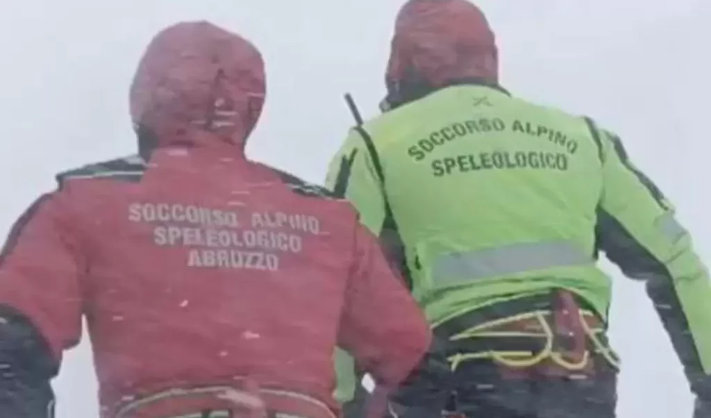 Ritrovati senza vita i corpi dei due alpinisti scalatori bloccati da domenica in un canalone sul Gran Sasso