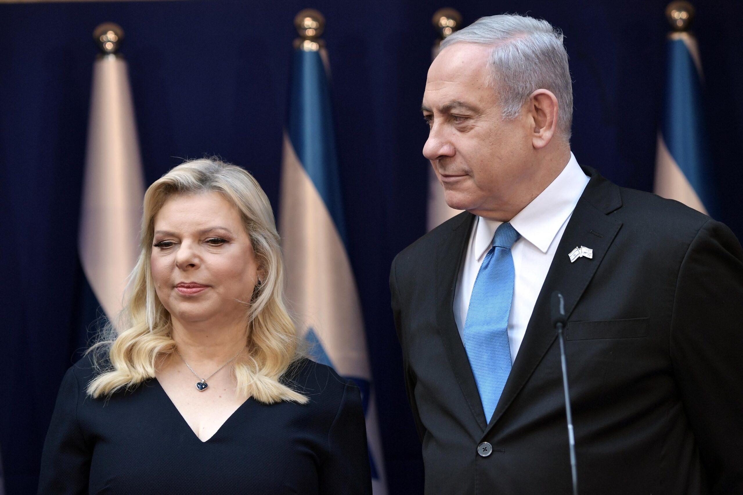 Israele, la procura chiede indagini su Sara Netanyahu: ha tentato di intimidire un testimone al processo del marito