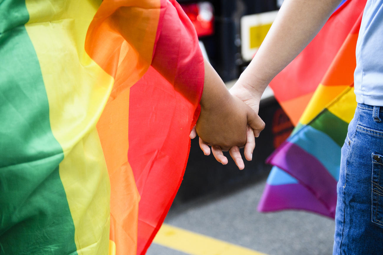 Omofobia: picchia il figlio gay con una chiave meccanica, arrestato