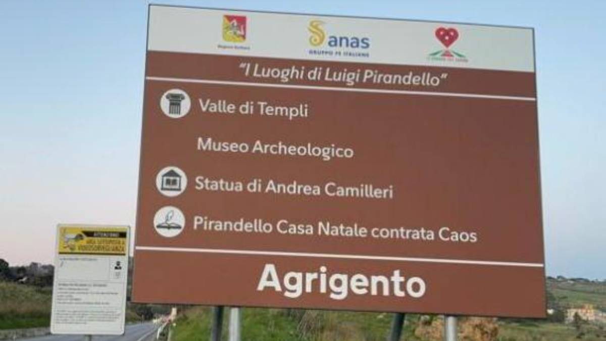 Ad Agrigento capitale della cultura segnali stradali con errori di ortografia