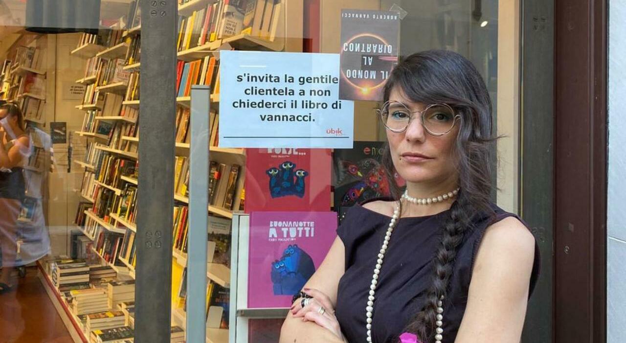 Rifiuta di vendere il libro di Vannacci: libraia minacciata