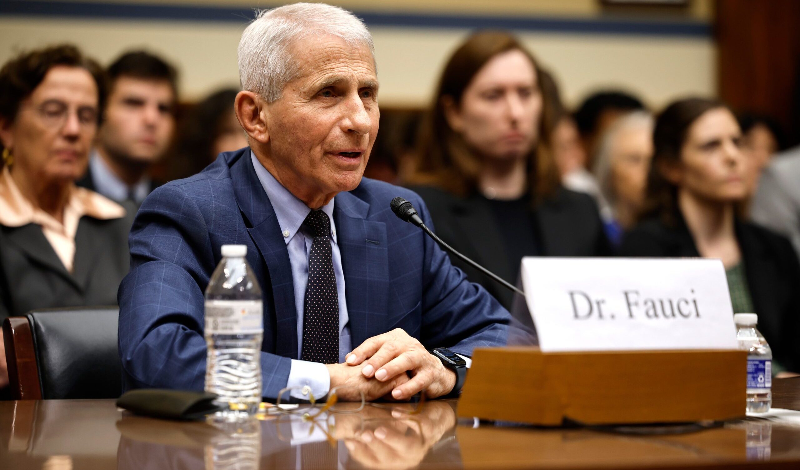 La rappresaglia di Trump: tolta la protezione ad Anthony Fauci minacciato di morte dalla galassia no-vax