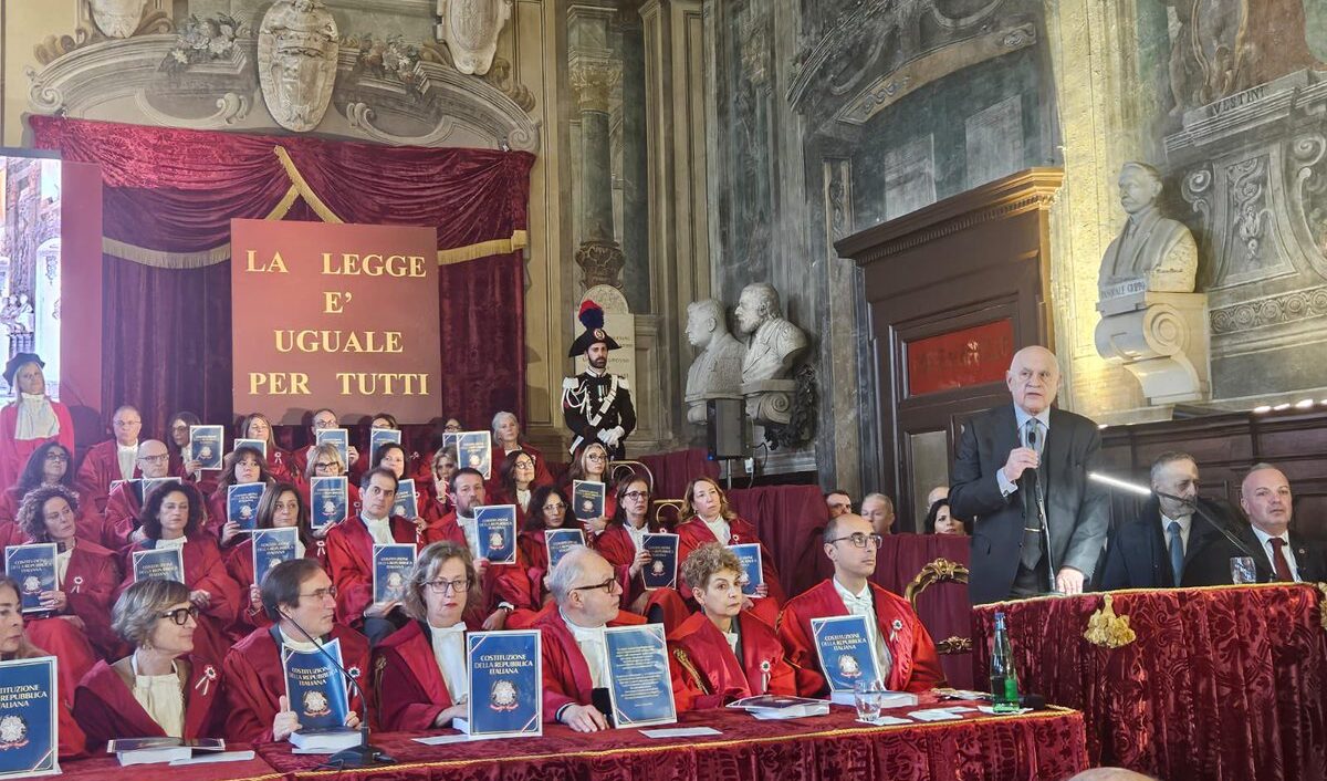 Parla Nordio, i magistrati espongono la Costituzione e abbandonano l'aula in segno di protesta