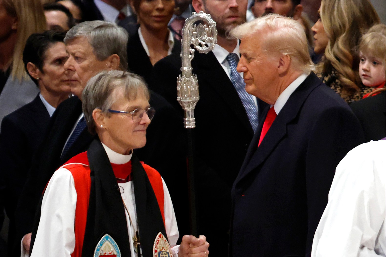 La vescova episcopale di Washington a chiede a Trump 'miseriscordia' per gay e migranti: lui si inalbera