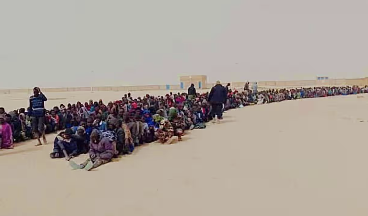 Libia, la più grande espulsione di massa di migranti: 600 rispediti in Niger attraverso il Sahara su mandato Ue