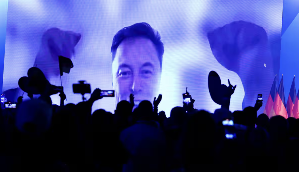 Elon Musk appare a sospresa ad un evento dei post-nazisti di Alternative für Deutschland