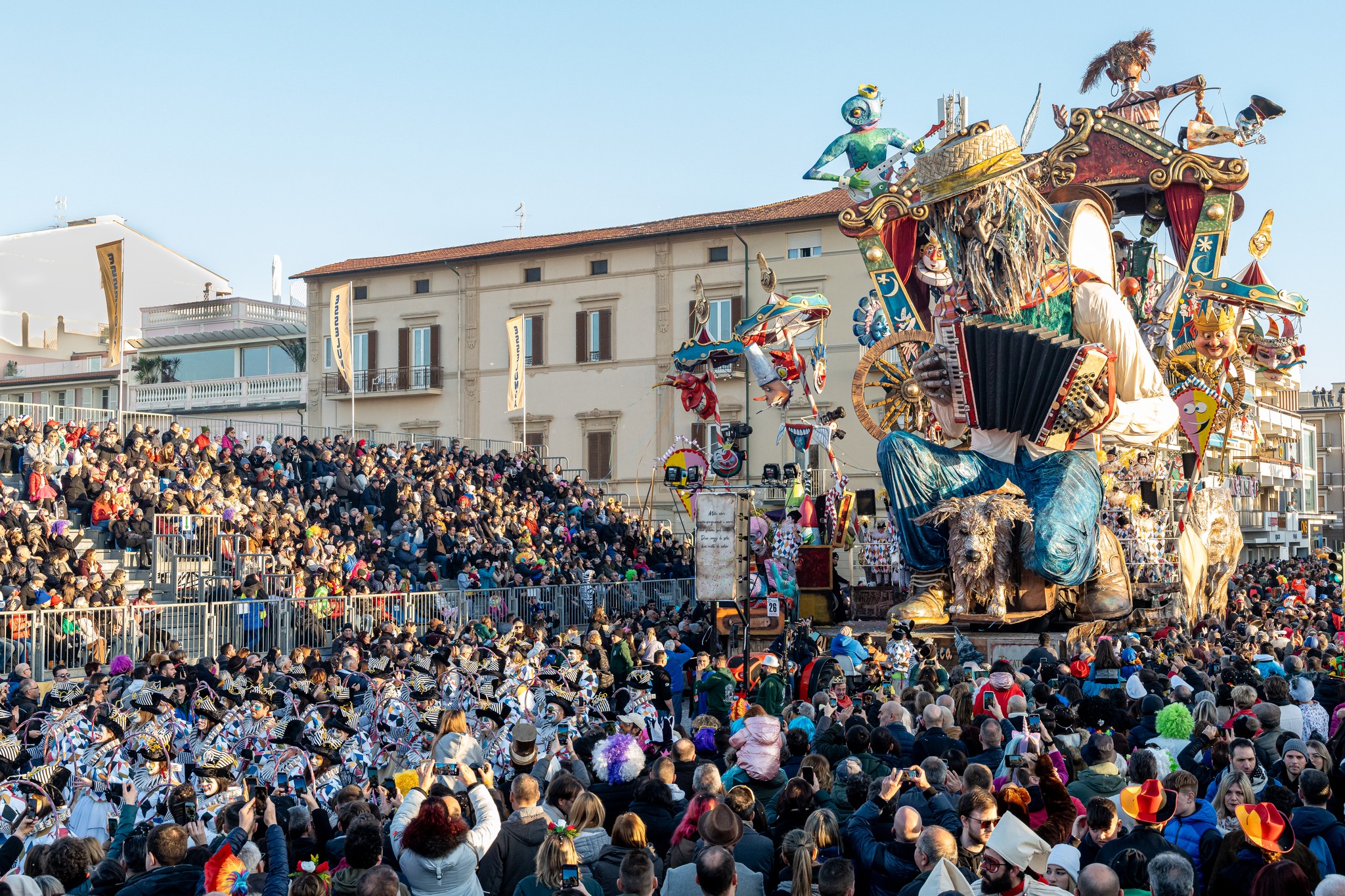 Carnevale di Viareggio 2025: un messaggio di pace dietro le maschere