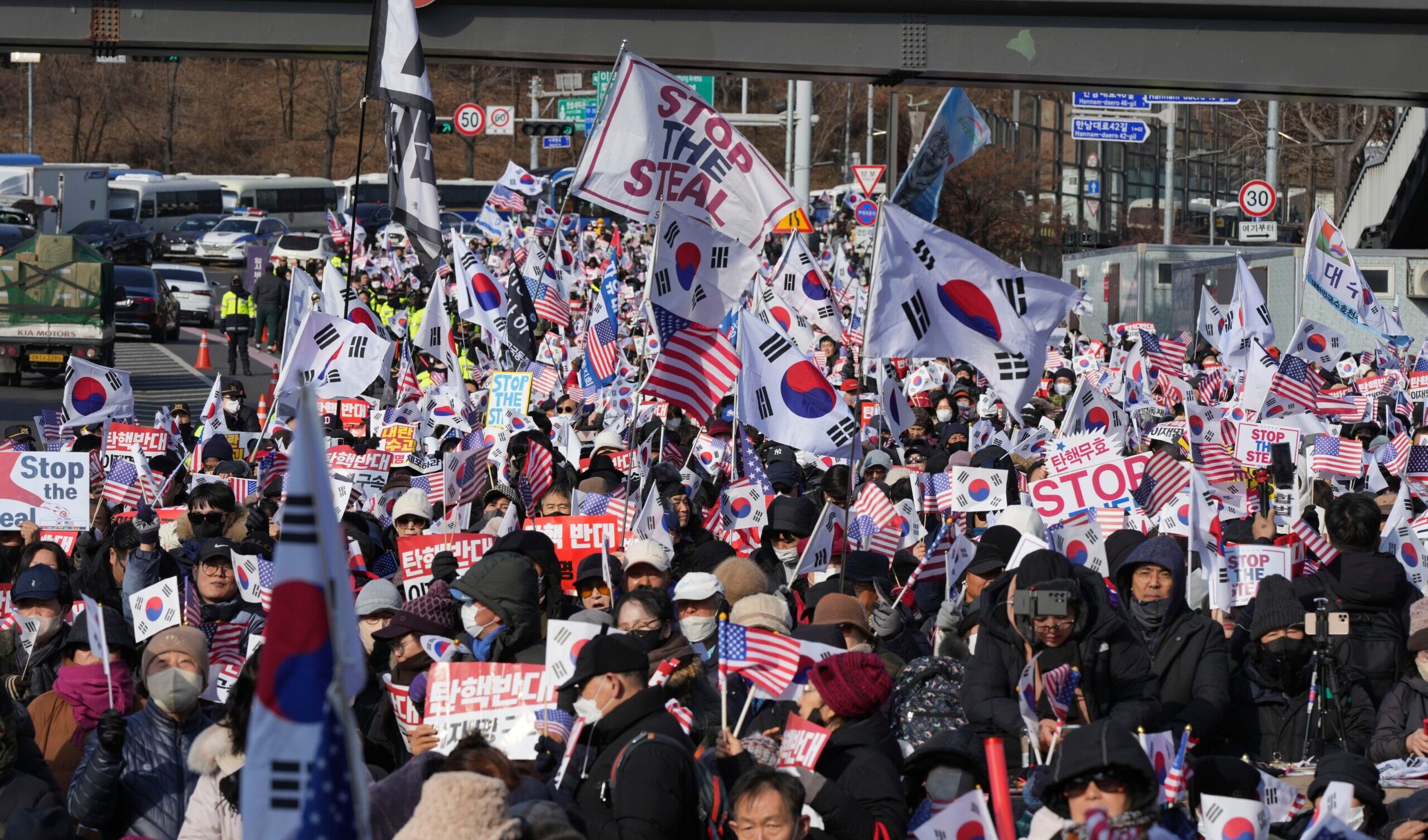 A Seul Yoon Suk Yeol asserragliato nel palazzo presidenziale con le sue guardie: sospeso l'arresto