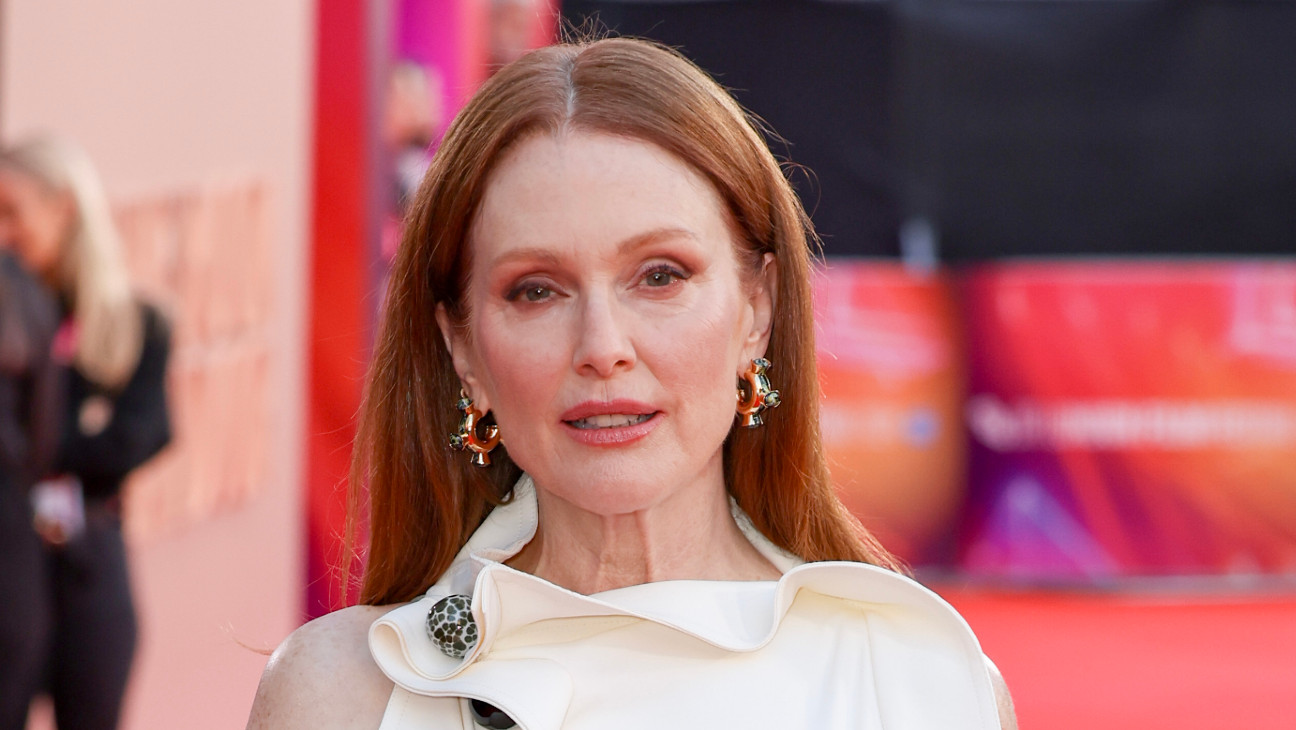 Trump fa la lista dei libri 'progressisti' vietati al Pentagono: anche un libro per bambini di Julianne Moore