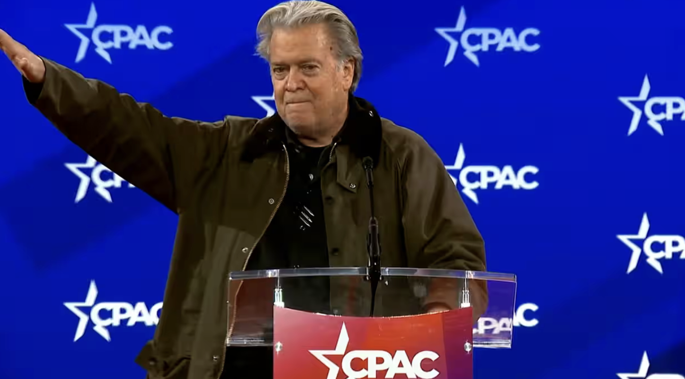 Bannon invoca una mezza dittatura di Trump e fa il saluto nazi-fascista