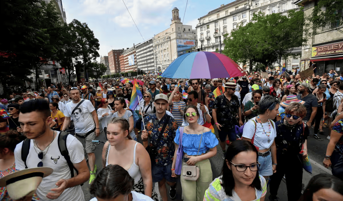 Orban contro la comunità Lgbtq+ vuole far svolgere il Budapest Pride al chiuso 'per proteggere i minori"