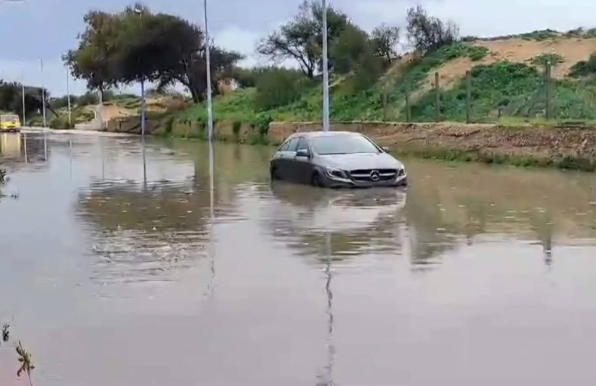 Contrappasso a Agrigento: finisce sott'acqua per la pioggia l'auto della discussa azienda idrica