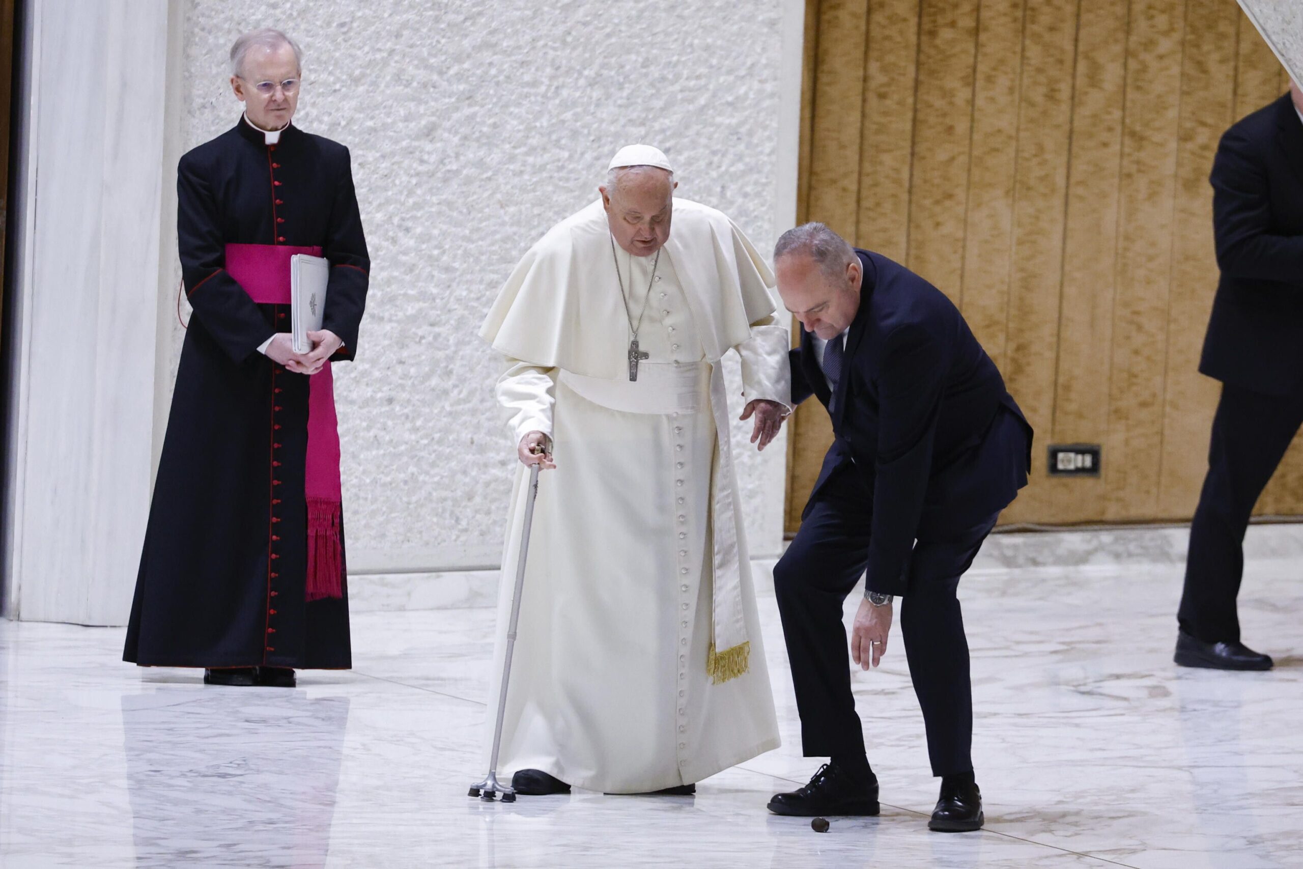 Si rompe il bastone mentre il Papa entra all'udienza generale: gli assistenti sostengono Francesco