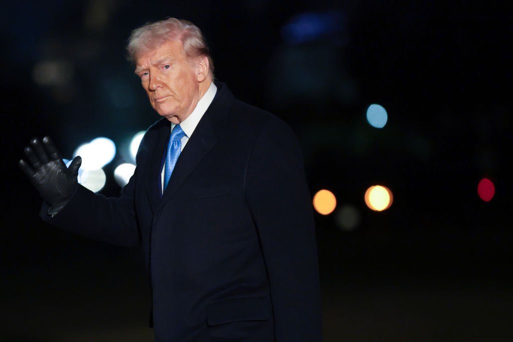 Trump show: strozzinaggio verso Kiev, parolacce contro Biden mentre irride Carter da poco morto