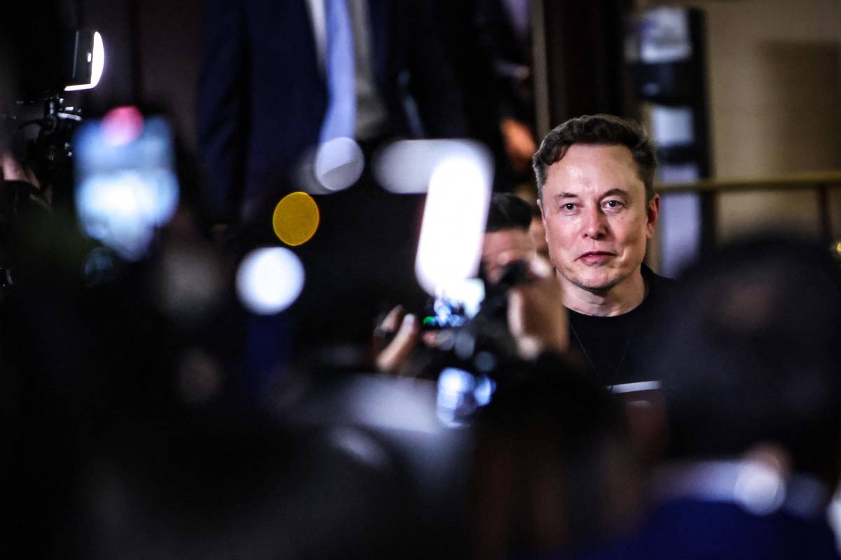 Musk, le opposizioni contro Meloni: "Consegnare a lui la nostra sicurezza è una minaccia all'Italia"